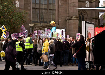 Dundee, Écosse, Royaume-Uni. 5 Septembre, 2013. Les Écossais s'unissent contre le fascisme ont organisé une manifestation dans le centre-ville de Dundee. Credit : Dundee Photographics / Alamy Live News. Banque D'Images