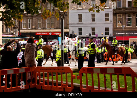 Dundee, Écosse, Royaume-Uni. 5 Septembre, 2013. Ligue de Défense écossais et s'unir contre le fascisme Présentation de groupe dans le centre-ville de Dundee. Credit : Dundee Photographics / Alamy Live News. Banque D'Images