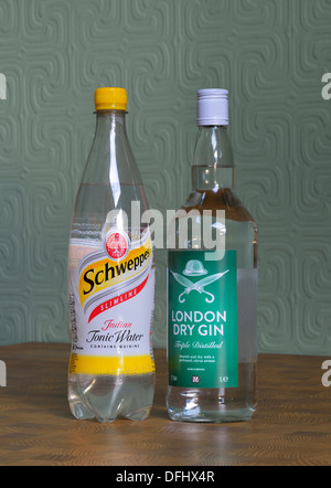 Morrison's London Dry Gin et Schweppes Indian Tonic Slimline des bouteilles d'eau. Banque D'Images