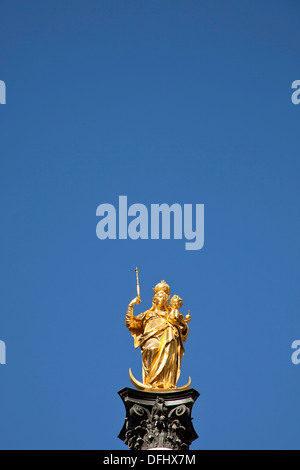 Vierge Marie au sommet de la Mariensäule et l'église tours de l'église Frauenkirche à Munich, Bavière, Allemagne Banque D'Images