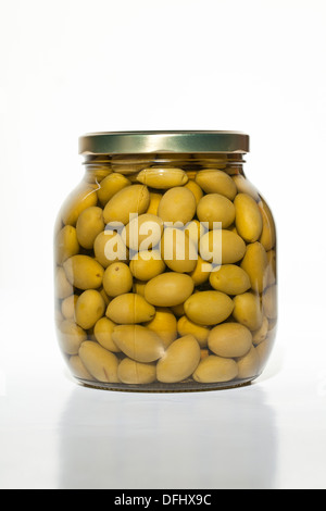 Olives jar sur fonds blancs Banque D'Images