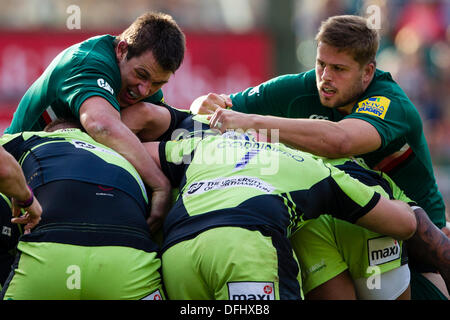 Leicester, Royaume-Uni. 05Th Oct, 2013. Louis Deacon de Leicester se bat pour la balle lors d'un maul bien que Ed Slater regarde sur. Action de la Aviva Premiership Round 5 match entre Leicester Tigers et Northampton Saints joué à Welford Road, Leicester Crédit : Graham Wilson/Alamy Live News Banque D'Images