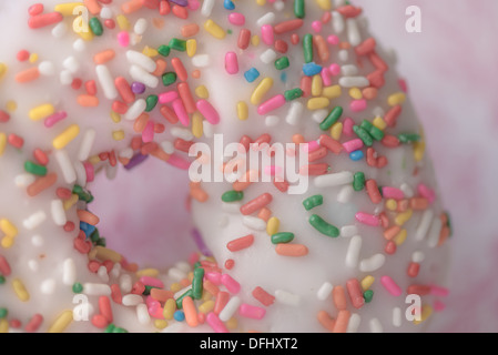 Donut givré avec sprinkles couleur Banque D'Images