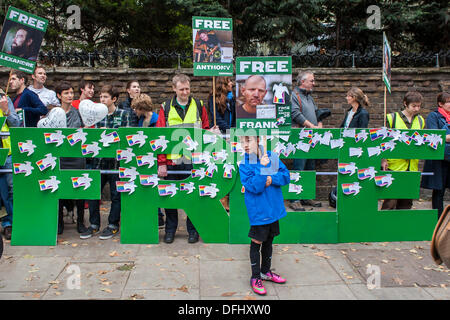 Londres, Royaume-Uni. 05Th Oct, 2013. Greenpeace organise une journée mondiale de solidarité à l'appui de l'Arctique 30 qui ont été accusés de piraterie par le procureur de l'État russe. Selon Greenpeace, plus de 800 000 ont déjà été écrites sur ambassades russes pour exiger leur libération immédiate. Aujourd'hui, les manifestants sont invités à écrire des messages de solidarité sur colombes de papier, qui seront envoyés à ceux qui sont détenus à Mourmansk. L'ambassade de Russie, les jardins du palais de Kensington, Londres, Royaume-Uni, le 5 octobre 2013 Crédit : Guy Bell/Alamy Live News Banque D'Images