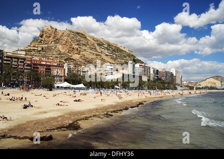 Une plage de la Méditerranée avec un ciel bleu, hôtels et une montagne en arrière-plan. Banque D'Images