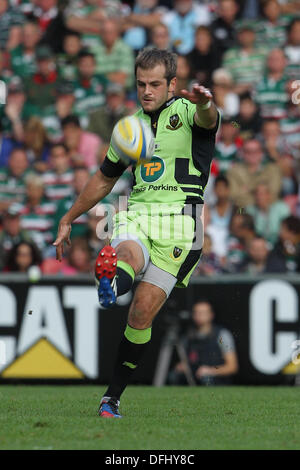 Leicester, Royaume-Uni. 05Th Oct, 2013. Stephen Myler de Northampton à coups d'action à l'Aviva Premiership match entre Leicester Tigers et Northampton Saints de Welford Road. Credit : Action Plus Sport/Alamy Live News Banque D'Images