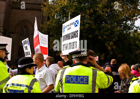 Dundee, Écosse, Royaume-Uni. 5 Septembre, 2013. Ligue de Défense écossais manifestation devant le Primark store building dans le centre-ville de Dundee. Credit : Dundee Photographics / Alamy Live News. Banque D'Images