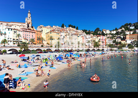 Europe, France, Alpes-Maritimes, Menton. La plage en été. Banque D'Images