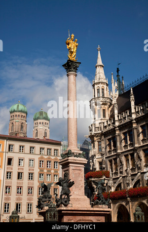 Au sommet de la Vierge Marie, Mariensaeule Neues Rathaus et l'église tours de l'église Frauenkirche à Munich, Bavière, Allemagne Banque D'Images