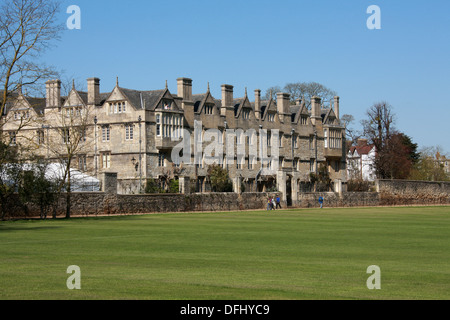 Merton College, Université d'Oxford, Oxfordshire, UK. Vue le long Dead Man's à pied de Merton du jeu. Banque D'Images