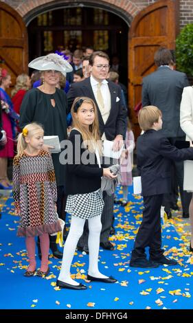 Apeldoorn, aux Pays-Bas. 5Th Oct, 2013. Le prince Constantin, la Princesse Laurentien, comtesse Eloise, comte Claus-Casimir et la Comtesse Leonore après le mariage à l'Église les membres de la famille royale néerlandaise s'occupe du mariage de Son Altesse Royale le Prince Jaime de Bourbon de Parme avec Viktória Cservenyák. La cérémonie a lieu dans l'Église Onze Lieve Vrouwe ten Hemelopneming à Apeldoorn Photo:PRE/ Albert Philip van der Werf Banque D'Images