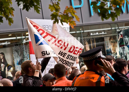 Dundee, Écosse, Royaume-Uni. 5 Septembre, 2013. Ligue de Défense écossais manifestation devant le Primark store building dans le centre-ville de Dundee. Credit : Dundee Photographics / Alamy Live News. Banque D'Images