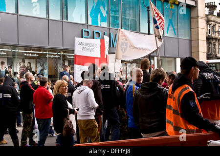 Dundee, Écosse, Royaume-Uni. 5 Septembre, 2013. Ligue de Défense écossais manifestation devant le Primark store building dans le centre-ville de Dundee. Credit : Dundee Photographics / Alamy Live News. Banque D'Images