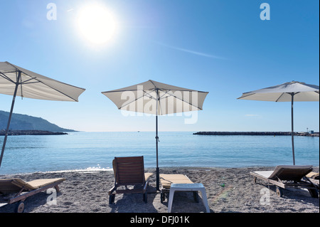 Europe, France, Alpes-Maritimes, Menton. Transat dans une plage privée. Banque D'Images