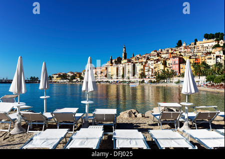 Europe, France, Alpes-Maritimes, Menton. Transat dans une plage privée. Banque D'Images