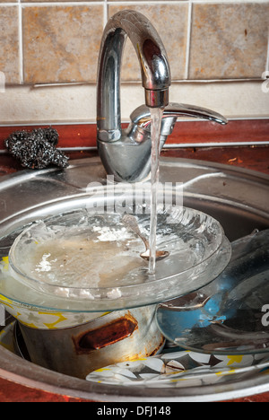 Pile de vaisselle sale dans le lavabo Banque D'Images