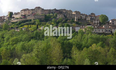 Low angle view of hilltop town Cordes sur Ciel, France Banque D'Images