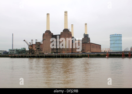 Battersea Power Station sur un jour gris à Londres Angleterre Royaume-uni Banque D'Images