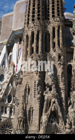 Détail architectural de la pierre et des sculptures sur les tours de la Sagrada Familia, Barcelone, Espagne Banque D'Images