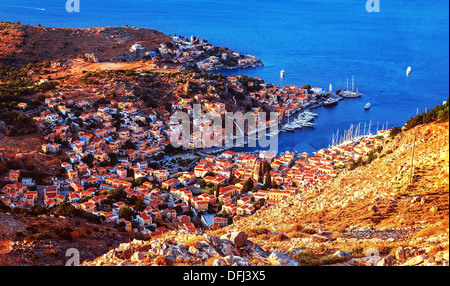 Ville côtière, Europe, Grèce, Symi, beau paysage urbain, mer Méditerranée, de nombreuses petites maisons, paysage panoramique Banque D'Images