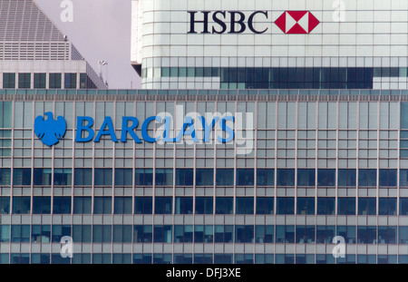 Photographie de la Barclays Bank et la Banque HSBC à Canary Wharf montrant les logos d'entreprise Banque D'Images