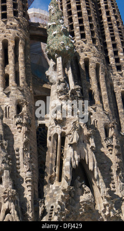 Détail architectural de la pierre et des sculptures sur les tours de la Sagrada Familia, Barcelone, Espagne Banque D'Images