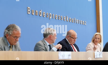 Berlin, Allemagne. September 27th, 2013. Le groupe d'experts intergouvernemental sur l'évolution du climat (GIEC) a le le cinquième rapport d'évaluation du GIEC (RE5), "Climate Change 2013, The Physical Science Basis ", a présenté. Altmaie FM, FM Wanka, UBA Président Flasbarth a et le professeur Lemke, chef du département des Sciences de l'environnement de l'Institut Alfred Wegener pour la recherche polaire et marine, donnent une conférence de presse conjointe sur le rapport à la Haus der Bundespressekonferenz à Berlin. / Photo : Professeur Lemke, chef du département des Sciences de l'environnement de l'Institut Alfred Wegener pour un Polar Banque D'Images