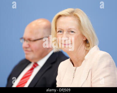 Berlin, Allemagne. September 27th, 2013. Le groupe d'experts intergouvernemental sur l'évolution du climat (GIEC) a le le cinquième rapport d'évaluation du GIEC (RE5), "Climate Change 2013, The Physical Science Basis ", a présenté. Altmaie FM, FM Wanka, UBA Président Flasbarth a et le professeur Lemke, chef du département des Sciences de l'environnement de l'Institut Alfred Wegener pour la recherche polaire et marine, donnent une conférence de presse conjointe sur le rapport à la Haus der Bundespressekonferenz à Berlin. / Photo : Photo : Reynaldo Paganelli Banque D'Images