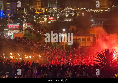 Eastbourne, East Sussex, Angleterre, Royaume-Uni. 05Th Oct, 2013. La société feu Eastbourne défilent le long du front de mer à Eastbourne, East Sussex, Angleterre, Royaume-Uni. Credit : Rohan Van Twest/Alamy Live News Banque D'Images