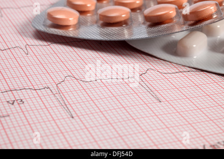 Électrocardiogramme et comprimés Banque D'Images