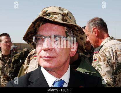 Le ministre allemand de la Défense Thomas de Maizière arrive à la cérémonie de transfert d'une base allemande à l'armée afghane à Kunduz, le 6 octobre 2013. Des soldats de la réserve allemande de l'International Security Assistance Force (ISAF) se retirent de leur base à Kunduz et le camp sera utilisé par l'Armée nationale afghane (ANA) et de l'Afghan National Civil Order Police (ANCOP). Foto : Fabrizio Bensch/dpa Banque D'Images