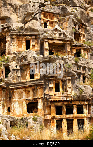 Les anciennes tombes Lyciennes fronts au-dessus des ruines de l'antique ville de Myra, Anatolie, Turquie. Banque D'Images