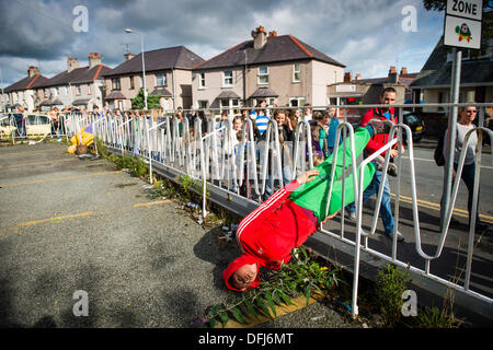 Bangor, Pays de Galles, Royaume-Uni. 5Th Oct, 2013.20 jeunes interprètes vêtus de couleurs vives créer des images statiques comme ils insèrent leurs corps dans des espaces et des vides dans la ville de Bangor, dans le Nord du Pays de Galles. Conçu par le chorégraphe autrichien Willi Dorner, 'corps dans l'espace urbain' est un voyage dans le monde entier, performances à l'aide de danseurs locaux et gymnastes. pressé et équilibrée entre l'architecture de la ville. Des centaines de personnes ont suivi leurs progrès à travers la ville sur une heure de spectacle gratuit. Credit : Keith morris/Alamy Live News Banque D'Images