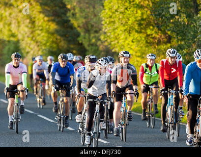 Marwood, County Durham, UK . 06 Oct, 2013. Concurrents sur la première colline de la Marie Curie Cancer Care Etape Pennines Cycle 2013 Événement. Les cyclistes ont commencé la course à la première lumière et couvre 84 kilomètres et 8 532 mètres d'ascension. Crédit : David Forster/Alamy Live News Banque D'Images