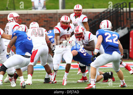 University Park, TX, USA. 5Th Oct, 2013. 5 octobre 2013 : Rutgers Scarlet Knights running back Justin Goodwin (32) se précipite au cours de la NCAA college football jeu lorsque l'hôte de SMU à Rutgers Gerald J. Ford Stadium à University Park, TX. Neil Fonville/CSM/Alamy Live News Banque D'Images