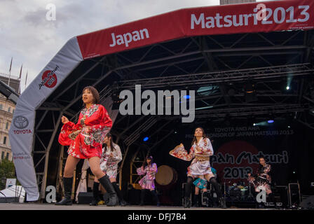 Trafalgar Square, Londres, Royaume-Uni. La cinquième conférence annuelle de Japon Matsuri a lieu pour célébrer la culture japonaise au coeur de la capitale. Naomi Suzuki, l'un des plus célèbres chanteurs japonais au Royaume-Uni, joue sur la scène soutenue par ses danseurs la sauvegarde. Crédit : Stephen Chung/Alamy Live News Banque D'Images