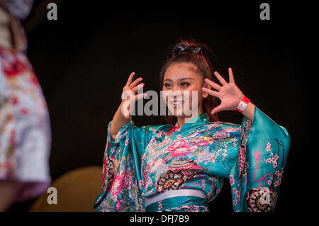 Trafalgar Square, Londres, Royaume-Uni. La cinquième conférence annuelle de Japon Matsuri a lieu pour célébrer la culture japonaise au coeur de la capitale. La sauvegarde d'un danseur, sur scène, de soutenir Naomi Suzuki, l'un des plus célèbres chanteurs japonais au Royaume-Uni. Crédit : Stephen Chung/Alamy Live News Banque D'Images