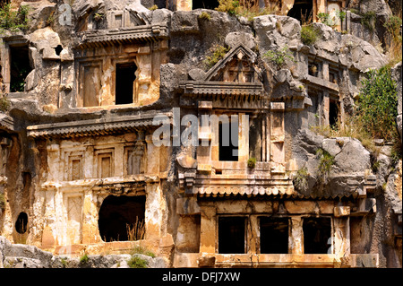 Les anciennes tombes Lyciennes fronts au-dessus des ruines de l'antique ville de Myra, Anatolie, Turquie. Banque D'Images