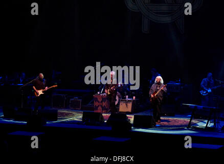 Bournemouth, Royaume-Uni. 05Th Oct, 2013. Crosby Stills and Nash ( 5 Octobre 2013 ) au Centre International de Bournemouth. Première date de leur tournée britannique. Paul Glendell Crédit / Alamy Live News Crédit : Paul Glendell/Alamy Live News Banque D'Images