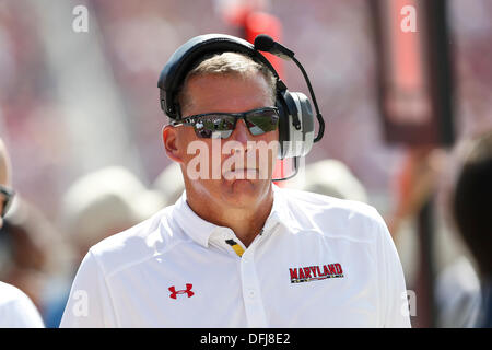 Tallahassee, FL, USA. 05Th Oct, 2013. Octobre 05, 2013 : Le Maryland Terrapins l'entraîneur-chef Randy Edsall pas l'écart pendant le jeu entre les Maryland Terrapins et la Florida State Seminoles à Doak S. Campbell Stadium. Credit : Cal Sport Media/Alamy Live News Banque D'Images