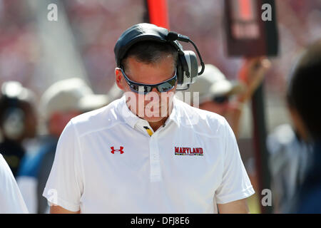 Tallahassee, FL, USA. 05Th Oct, 2013. Octobre 05, 2013 : Le Maryland Terrapins l'entraîneur-chef Randy Edsall pas l'écart pendant le jeu entre les Maryland Terrapins et la Florida State Seminoles à Doak S. Campbell Stadium. Credit : Cal Sport Media/Alamy Live News Banque D'Images