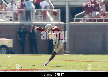 Tallahassee, FL, USA. 05Th Oct, 2013. 05 octobre 2013 : Florida State Seminoles kicker Roberto Aguayo (19) donne le coup pendant le jeu entre les Maryland Terrapins et la Florida State Seminoles à Doak S. Campbell Stadium. Credit : Cal Sport Media/Alamy Live News Banque D'Images