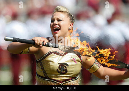 Tallahassee, FL, USA. 05Th Oct, 2013. 05 octobre 2013 : Un Florida State Seminoles majorette tournoie une torche avant le match entre les Maryland Terrapins et la Florida State Seminoles à Doak S. Campbell Stadium. Credit : Cal Sport Media/Alamy Live News Banque D'Images