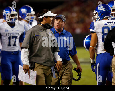 Columbia, SC, États-Unis d'Amérique. 5Th Oct, 2013. Chef britannique Mark Coack Stoops , moyenne, parlé à Neal Brown comme coordonnateur offensif de l'Université du Kentucky a joué en Caroline du Sud à Columbia, Frank Erwin Center S.C. Samedi, Octobre 5, 2013. C'est premier trimestre l'action de football. Photo par Charles Bertram | Lexington Herald-Leader : Crédit Personnel/ZUMAPRESS.com/Alamy Live News Banque D'Images