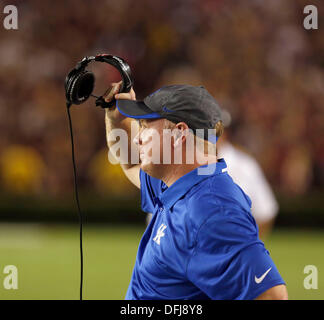 Columbia, SC, États-Unis d'Amérique. 5Th Oct, 2013. Mark Stoops a réagi après l'Carollna score son 3ème touchdown que l'Université du Kentucky a joué en Caroline du Sud à Columbia, Frank Erwin Center S.C. Samedi, Octobre 5, 2013. C'est deuxième trimestre action football. Photo par Charles Bertram | Lexington Herald-Leader : Crédit Personnel/ZUMAPRESS.com/Alamy Live News Banque D'Images