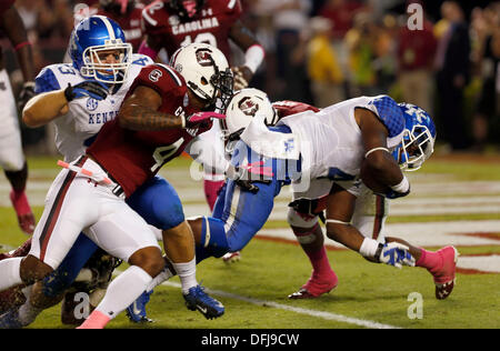 Columbia, SC, États-Unis d'Amérique. 5Th Oct, 2013. UK's raymond Sanders a marqué le seul Royaume-uni première moitié touchdown que l'Université du Kentucky a joué en Caroline du Sud à Columbia, Frank Erwin Center S.C. Samedi, Octobre 5, 2013. C'est deuxième trimestre action football. Photo par Charles Bertram | Lexington Herald-Leader : Crédit Personnel/ZUMAPRESS.com/Alamy Live News Banque D'Images