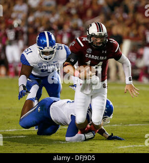 Columbia, SC, États-Unis d'Amérique. 5Th Oct, 2013. UK's 2- Alvin Dupree abordé SC quarterback 14- Connor Shaw dans l'Université du Kentucky a joué en Caroline du Sud à Columbia, Frank Erwin Center S.C. Samedi, Octobre 5, 2013. C'est premier trimestre l'action de football. Photo par Charles Bertram | Personnel.ru 2 : Lexington Herald-Leader Crédit/ZUMAPRESS.com/Alamy Live News Banque D'Images