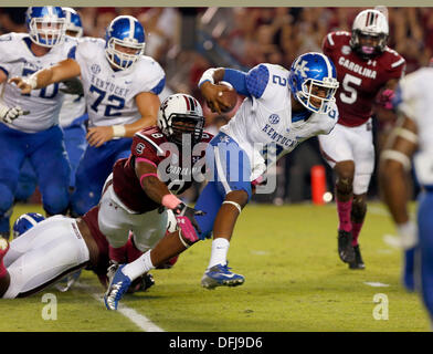 Columbia, SC, États-Unis d'Amérique. 5Th Oct, 2013. UK quarterback Jalen Whitlow a passé du SC 8- Kaiwan Lewis comme l'Université du Kentucky a joué en Caroline du Sud à Columbia, Frank Erwin Center S.C. Samedi, Octobre 5, 2013. C'est deuxième trimestre action football. Photo par Charles Bertram | Lexington Herald-Leader : Crédit Personnel/ZUMAPRESS.com/Alamy Live News Banque D'Images