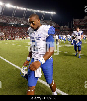Columbia, SC, États-Unis d'Amérique. 5Th Oct, 2013. UK's Jalen Whitlow marcha hors du terrain après l'Université du Kentucky a perdu en Caroline du Sud en Williams-Brice Stadium en Colombie-Britannique, L.C. (Samedi, 5 octobre, 2013. C'est quatrième trimestre action football. Caroline du Sud a défait le Kentucky 35-28. Photo par Charles Bertram | Lexington Herald-Leader : Crédit Personnel/ZUMAPRESS.com/Alamy Live News Banque D'Images