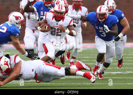 University Park, TX, USA. 5Th Oct, 2013. 5 octobre 2013 : Rutgers Scarlet Knights running back Justin Goodwin (32) se précipite au cours de la première moitié d'un match de football NCAA college quand SMU a accueilli à Rutgers Gerald J. Ford Stadium à University Park, TX. Neil Fonville/CSM/Alamy Live News Banque D'Images